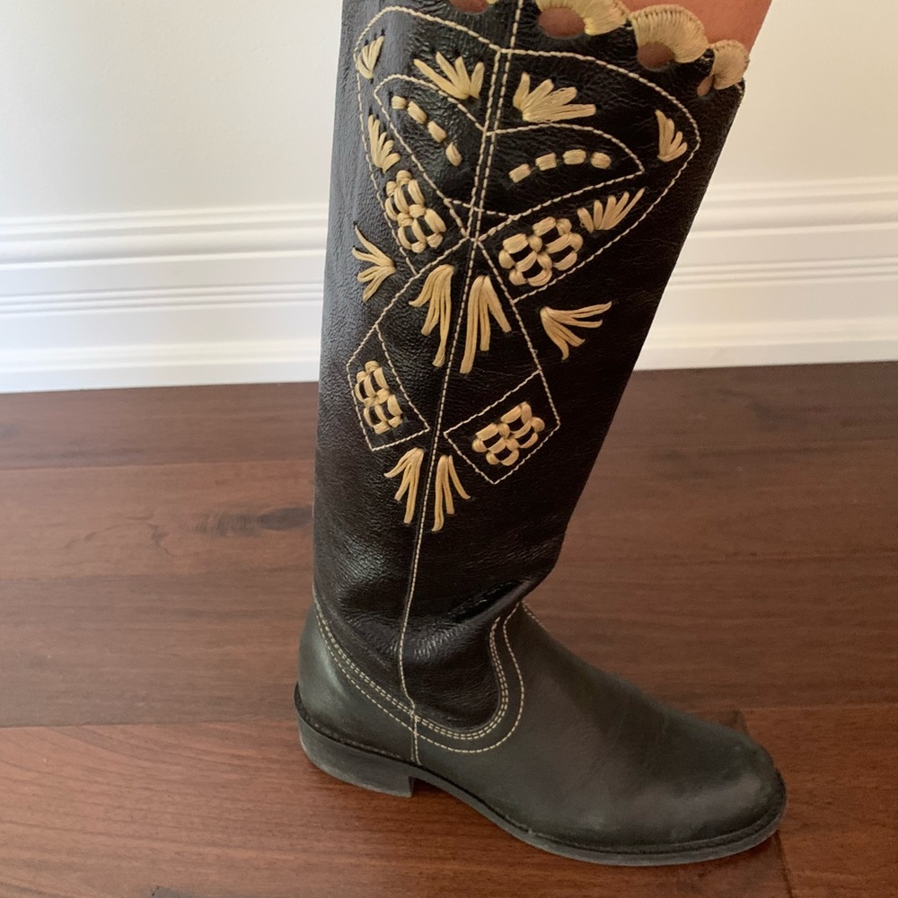Tall boots with embroidery